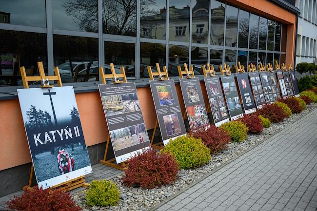 zdjęcie przedstawiające wystawę plenerową przed starostwem powiatowym