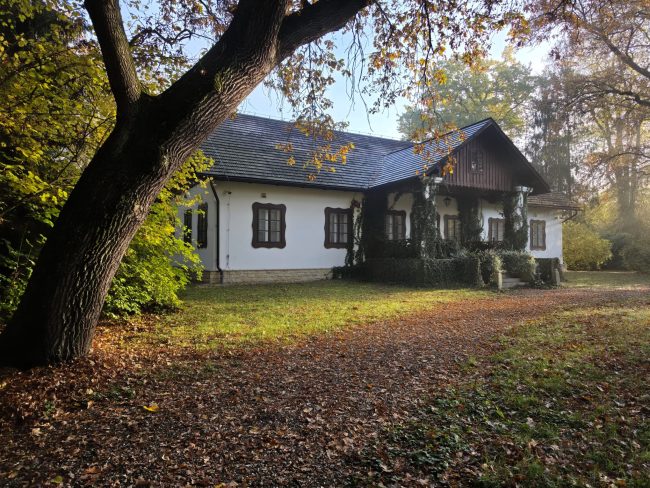 Zdjęcie przedstawiające Muzeum Dwór w Dołędze